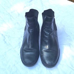 Ladies black leather ankle boots, Giani Bernini, 1" heels, stretch sides, sz 9.5